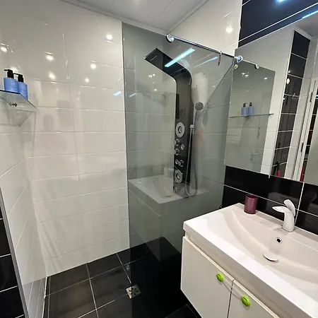 Briz Apartment; 2 Bdr; 6 Guests; Private Parking شقة