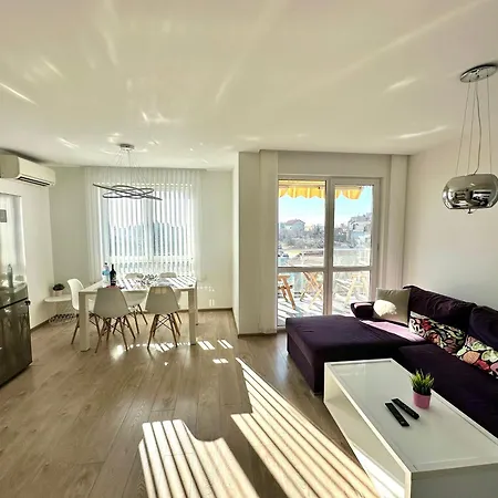 דירה Briz Apartment; 2 Bdr; 6 Guests; Private Parking