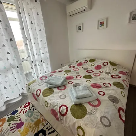 Briz Apartment; 2 Bdr; 6 Guests; Private Parking דירה