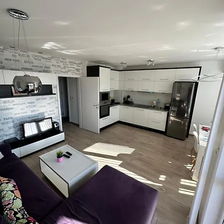 Briz Apartment; 2 Bdr; 6 Guests; Private Parking דירה