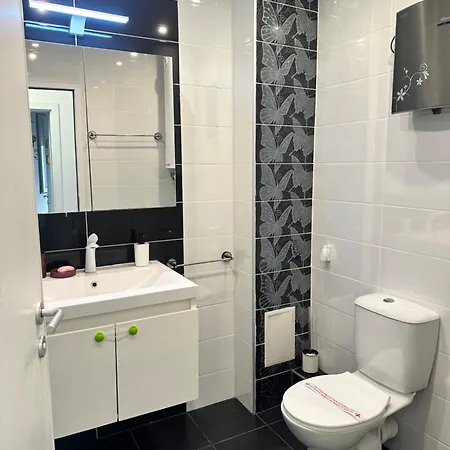 Briz Apartment; 2 Bdr; 6 Guests; Private Parking * וארנה