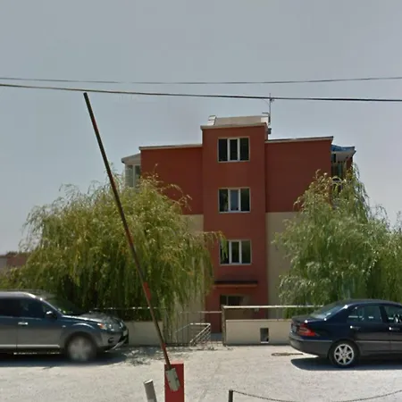 Briz Apartment; 2 Bdr; 6 Guests; Private Parking דירה