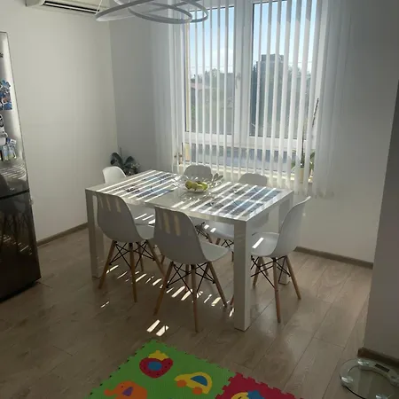 דירה Briz Apartment; 2 Bdr; 6 Guests; Private Parking וארנה