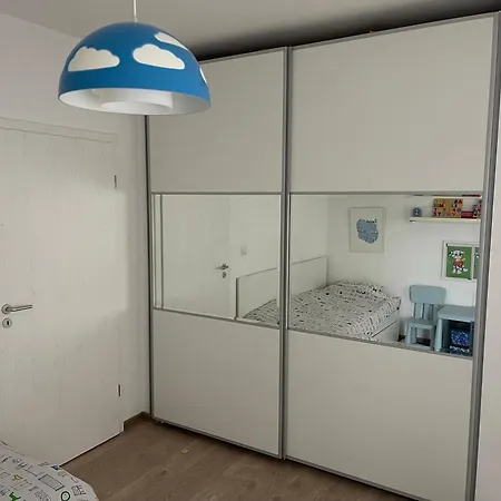 Briz Apartment; 2 Bdr; 6 Guests; Private Parking דירה וארנה