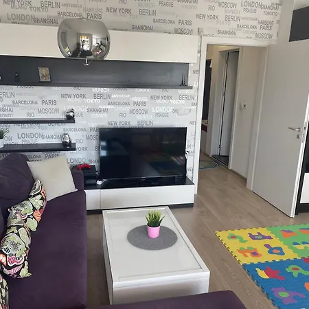 Briz Apartment; 2 Bdr; 6 Guests; Private Parking וארנה